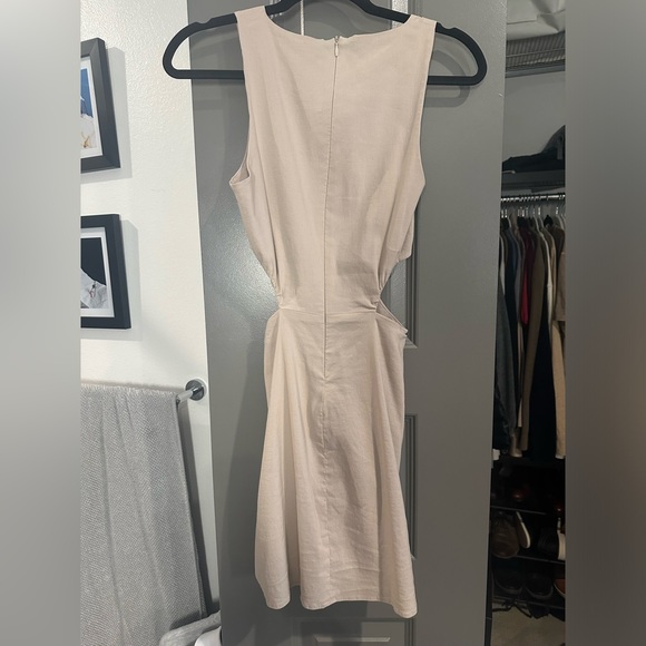 ZARA - Small Beige dress with cutout detail - Picture 8 of 9